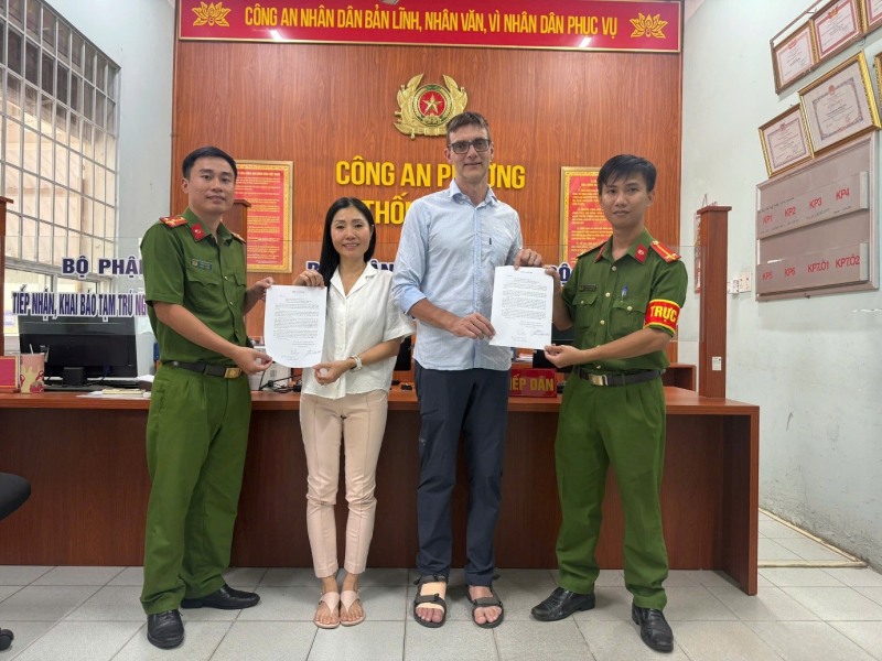 Du khách Canada cảm ơn Công an phường đã lấy lại tài sản bị cướp giật  -0