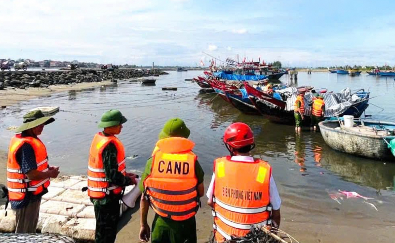 Công an Quảng Trị bám sát cơ sở cùng nhân dân chống bão -0
