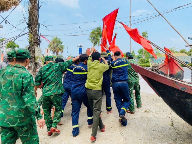 Công an Thanh Hóa sát cánh cùng nhân dân chống bão số 5 Kajiki -0