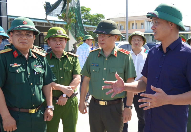 Công an Quảng Trị bám sát cơ sở cùng nhân dân chống bão -0