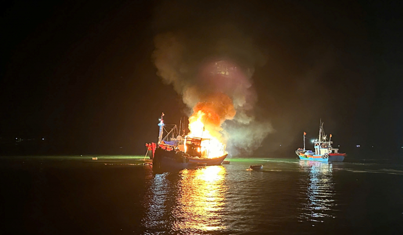 Tàu cá neo đậu tại cửa biển Sa Kỳ bất ngờ bốc cháy trong đêm -0