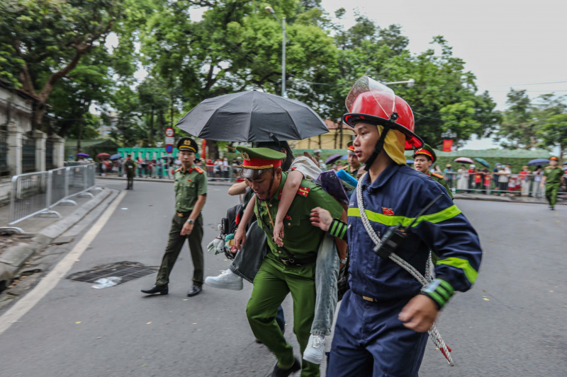 CSGT Hà Nội dùng xe chuyên dụng mở đường đưa cháu bé đi cấp cứu kịp thời -1