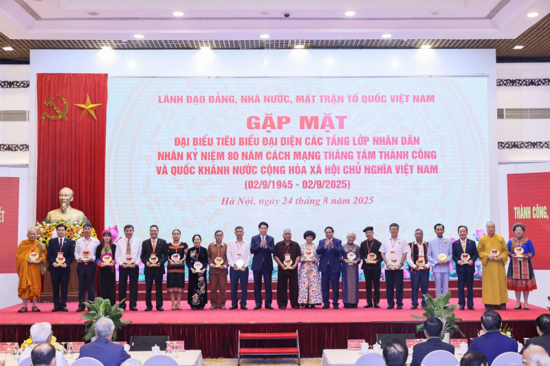 Doanh nhân Đỗ Quang Hiển được vinh danh nhờ thành tích xuất sắc đóng góp cho cộng đồng -0