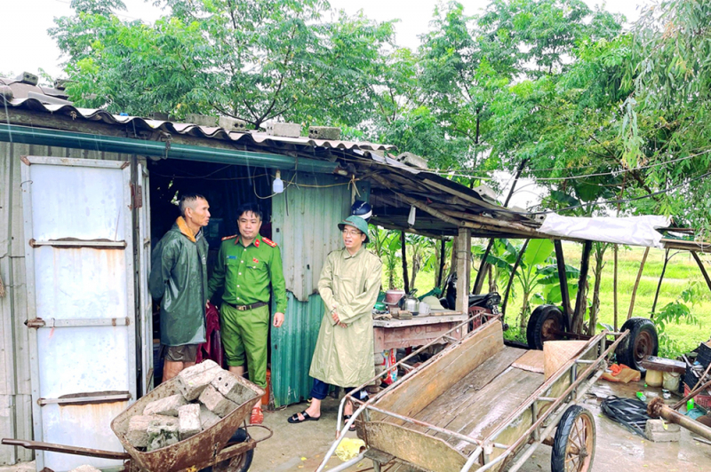 Huy động hàng trăm cán bộ chiến sỹ ứng trực, giúp dân chống bão -0