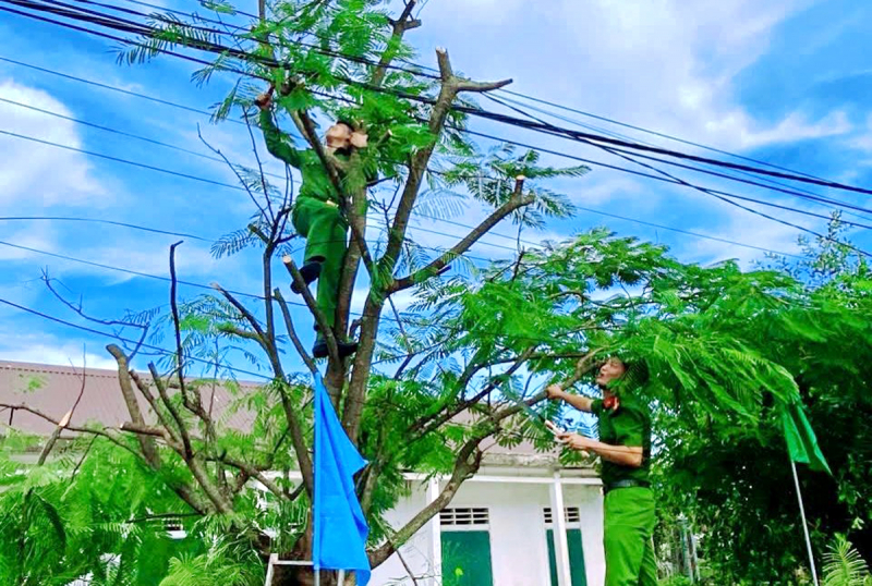 Huy động hàng trăm cán bộ chiến sỹ ứng trực, giúp dân chống bão -0