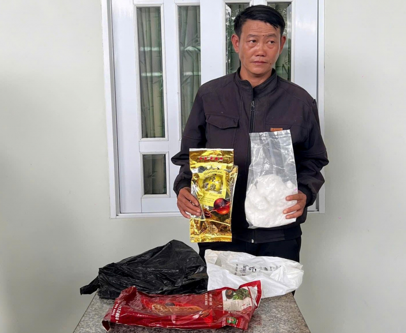 Bắt đối tượng vận chuyển 1kg ma túy dạng đá -0