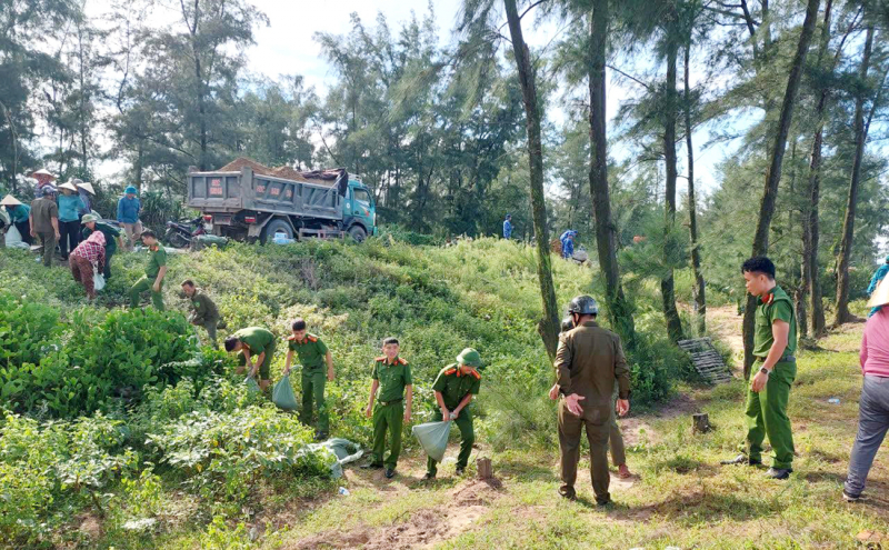 Huy động hàng trăm cán bộ chiến sỹ ứng trực, giúp dân chống bão -0