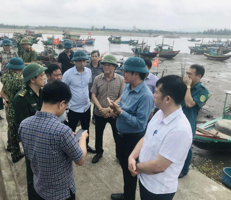 Huy động hàng trăm cán bộ chiến sỹ ứng trực, giúp dân chống bão -0