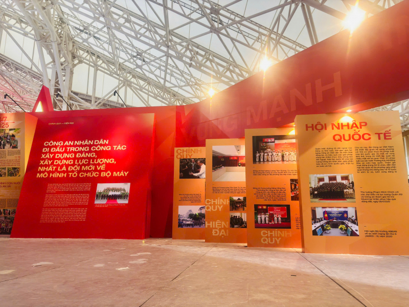Sẵn sàng mang chào đón khách tham quan triển lãm “Công an nhân dân - 80 năm vì An ninh Tổ quốc, vì hạnh phúc nhân dân” -0