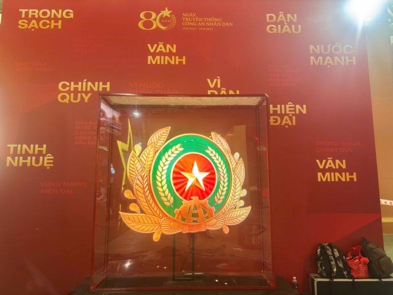 Sẵn sàng mang chào đón khách tham quan triển lãm “Công an nhân dân - 80 năm vì An ninh Tổ quốc, vì hạnh phúc nhân dân” -0