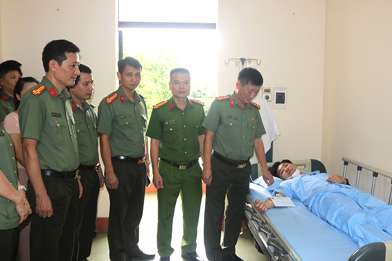 0002-2-can-bo.jpg -0