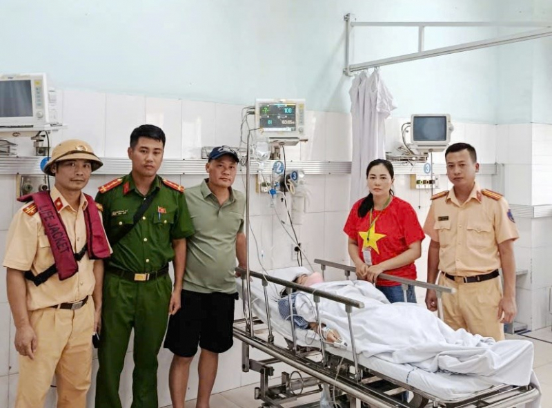 ប៉ូលីសផ្លូវទឹក Hai Phong បានជួយសង្គ្រោះជីវិតនារីម្នាក់ដែលលោតពីលើស្ពាន Binh -0