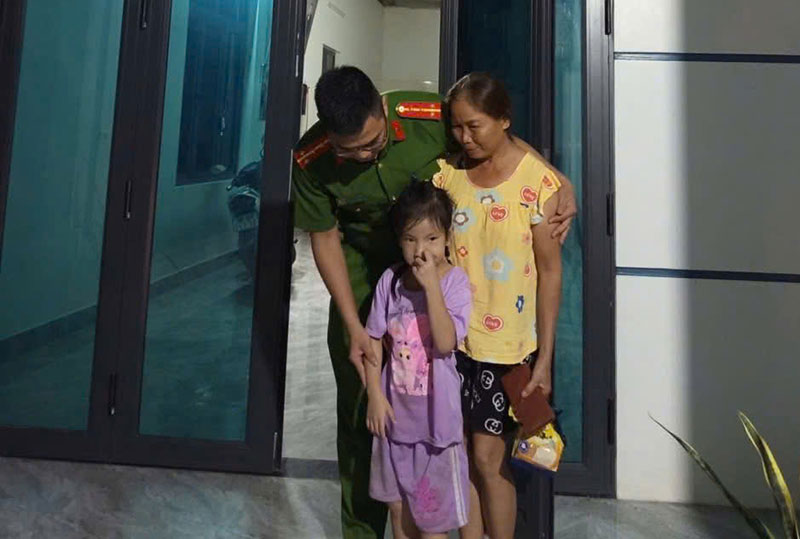 Công an Thanh Hoá xuyên đêm di dời dân chống bão số 5 -0