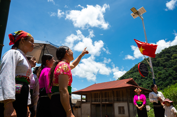 “Ánh sáng xanh” thắp sáng từng bản làng, xóm biển mùa hè -1