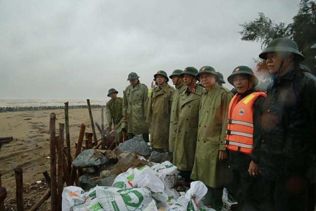 Đoàn công tác Bộ Công an sát cánh cùng nhân dân vùng tâm bão -0