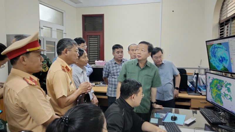 Đoàn công tác Bộ Công an sát cánh cùng nhân dân vùng tâm bão -0