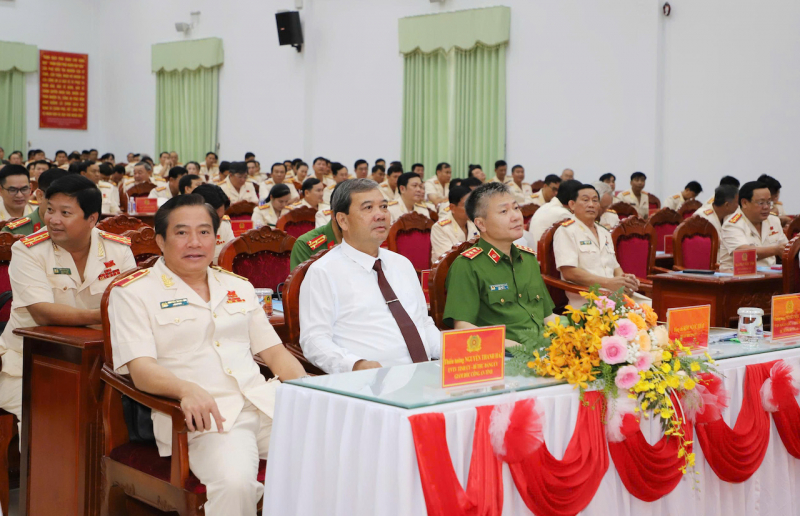 Công an Vĩnh Long giữ vững ANTT, góp phần đắc lực phục vụ nhiệm vụ phát triển kinh tế -1