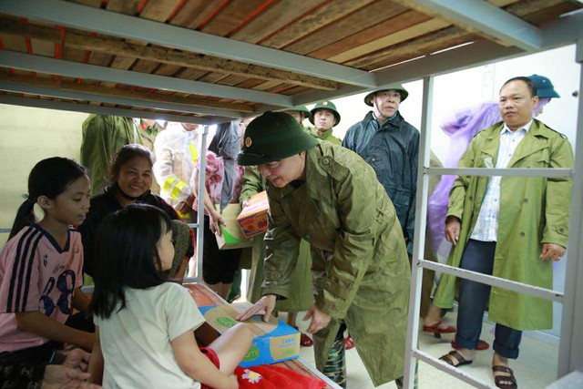 Đoàn công tác Bộ Công an sát cánh cùng nhân dân vùng tâm bão -0