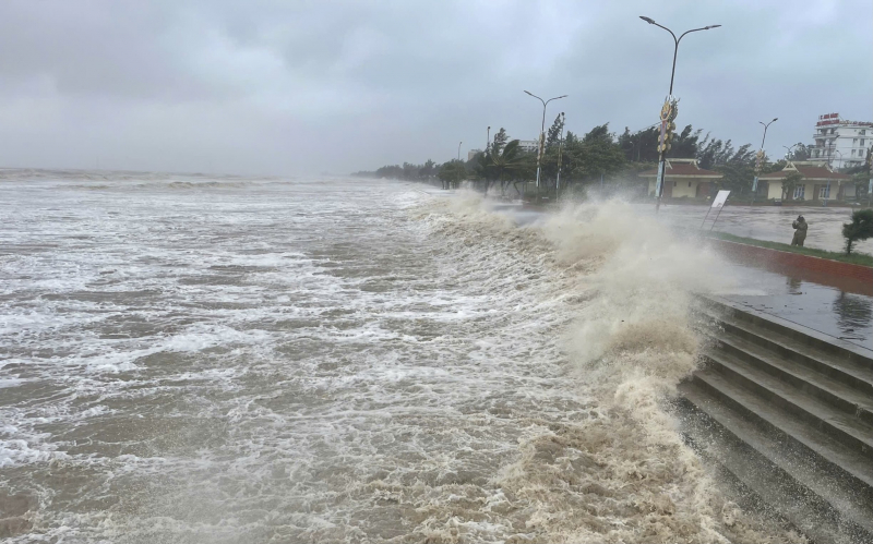 Đoàn công tác Bộ Công an sát cánh cùng nhân dân vùng tâm bão -0