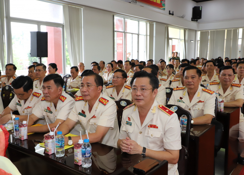 Xây dựng và lan tỏa hình ảnh chiến sĩ Công an tỉnh Đồng Tháp “Tận tâm với việc - Tận lực với dân” -2