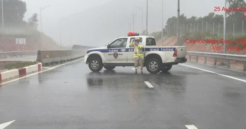 Đoàn công tác Bộ Công an sát cánh cùng nhân dân vùng tâm bão -0