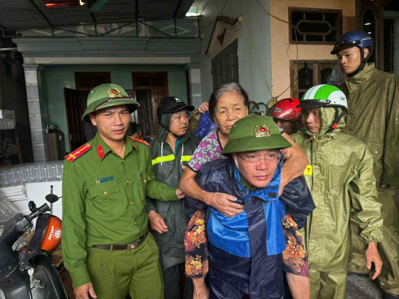 Công an Thanh Hoá xuyên đêm di dời dân chống bão số 5 -0