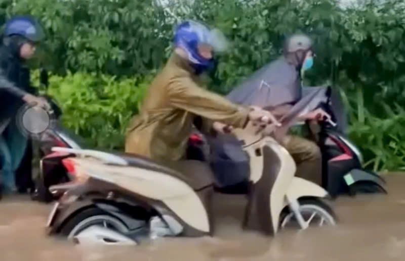 Nhiều tuyến phố Hà Nội ngập sâu, giao thông hỗn loạn -0