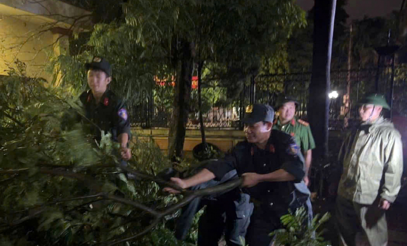 Giám đốc Công an tỉnh Ninh Bình trực tiếp chỉ đạo công tác khắc phục hậu quả mưa bão gây ra -0