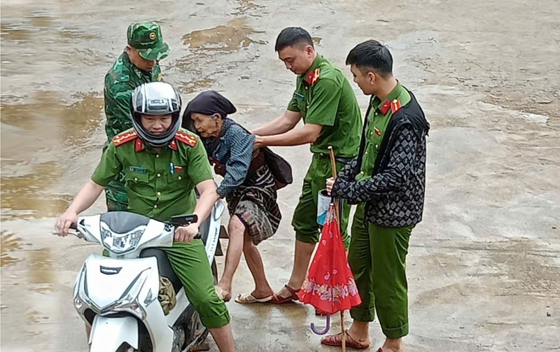Công an xã ở Thanh Hoá chủ động di dời người dân khỏi vùng nguy cơ sạt lở đất -0