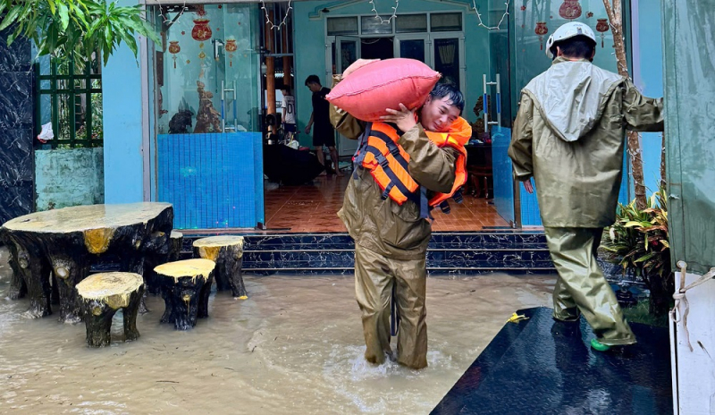 Lũ lớn, báo động trên hàng loạt trên các sông, lực lượng Công an xuyên đêm di dời dân đến nơi an toàn -0