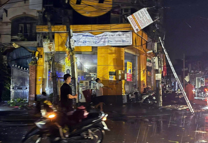 Giám đốc Công an tỉnh Ninh Bình trực tiếp chỉ đạo công tác khắc phục hậu quả mưa bão gây ra -0