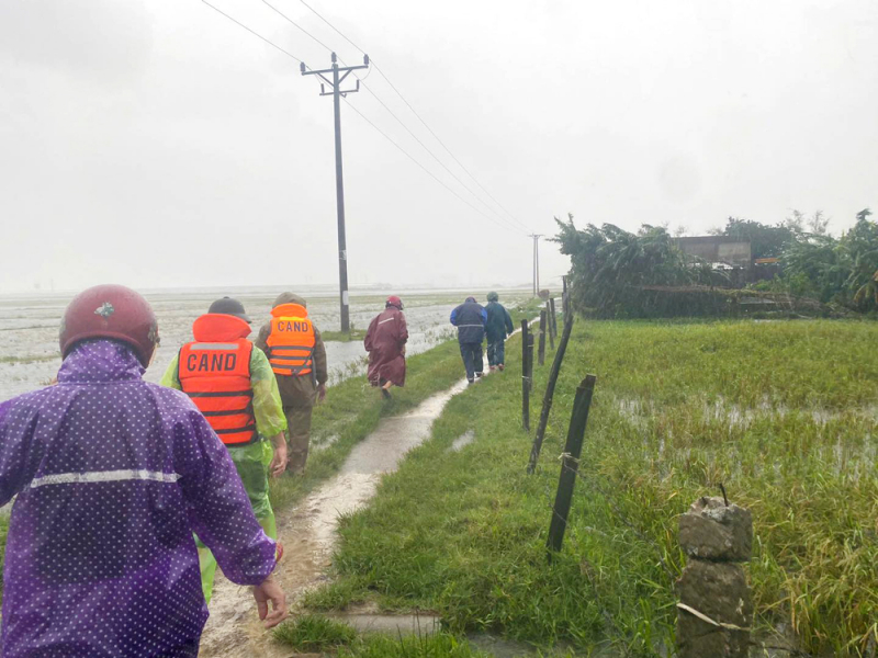 Công an Hà Tĩnh xuyên đêm giúp dân ứng phó bão số 5, sẵn sàng khắc phục sau bão -0