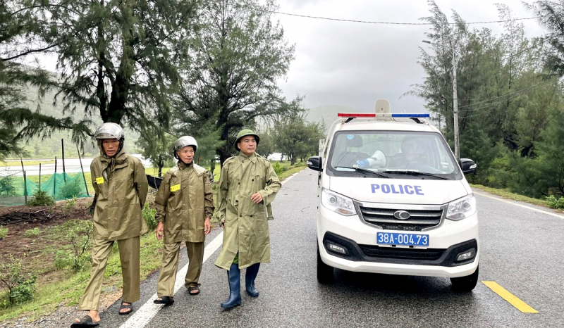 Công an Hà Tĩnh xuyên đêm giúp dân ứng phó bão số 5, sẵn sàng khắc phục sau bão -0
