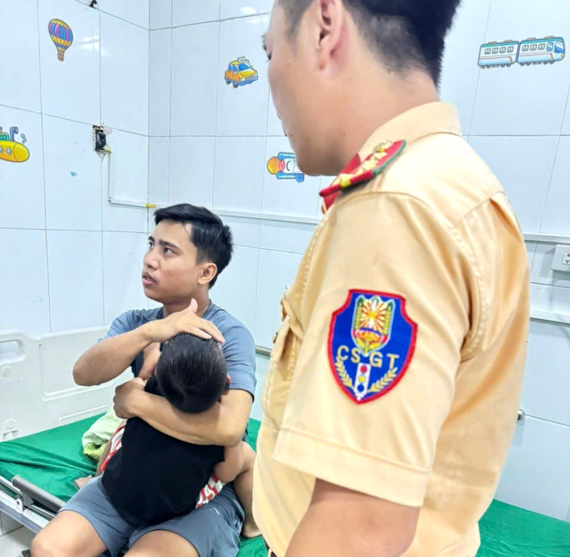 Công an xã vượt bão giông cứu người gặp nạn -0