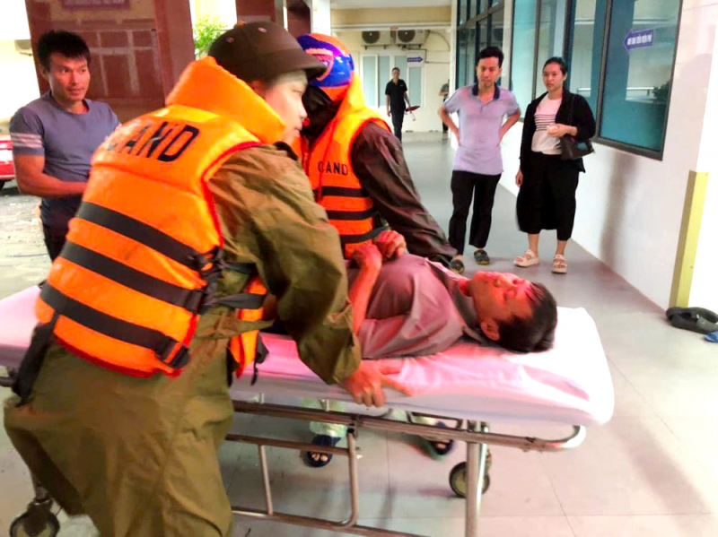 Công an xã ở Hà Tĩnh vượt mưa bão, cứu người gặp nạn