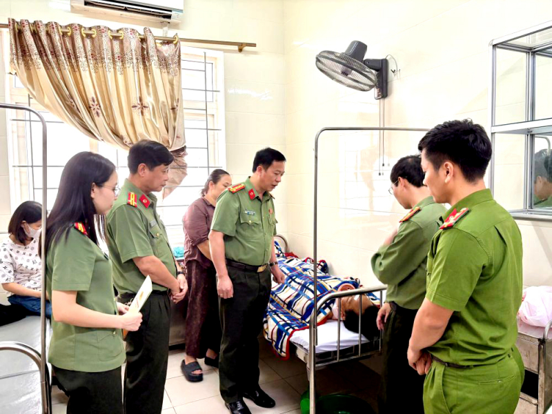 Phó trưởng Công an xã bị thương khi khắc phục hậu quả bão số 5 -0