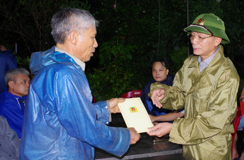 Giám đốc Công an tỉnh Ninh Bình trực tiếp chỉ đạo công tác khắc phục hậu quả mưa bão gây ra -0