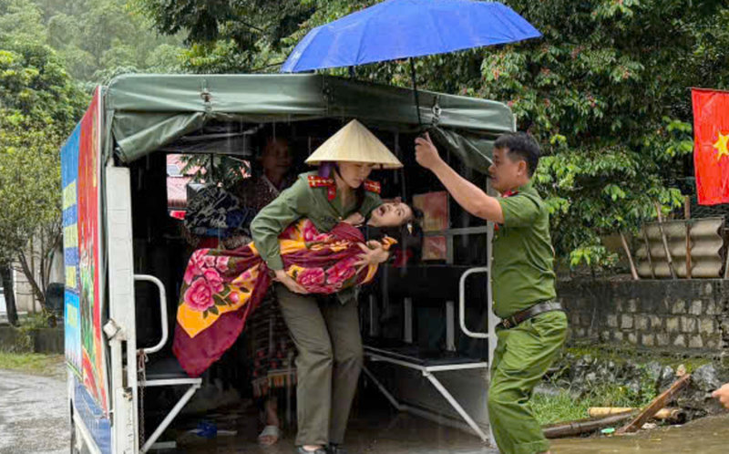 Lũ lớn, báo động trên hàng loạt trên các sông, lực lượng Công an xuyên đêm di dời dân đến nơi an toàn -0