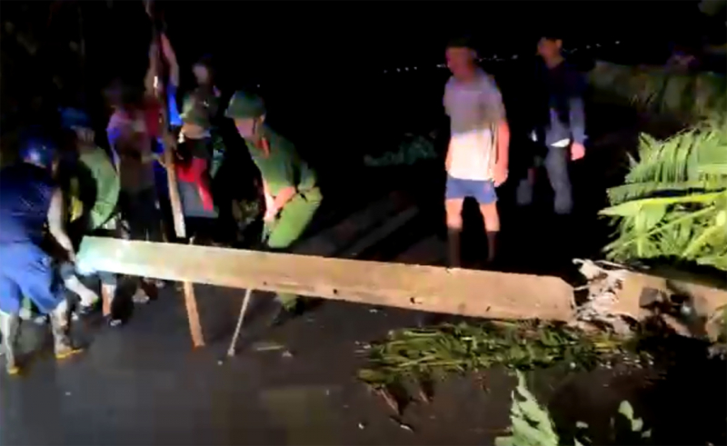 Giám đốc Công an tỉnh Ninh Bình trực tiếp chỉ đạo công tác khắc phục hậu quả mưa bão gây ra -1