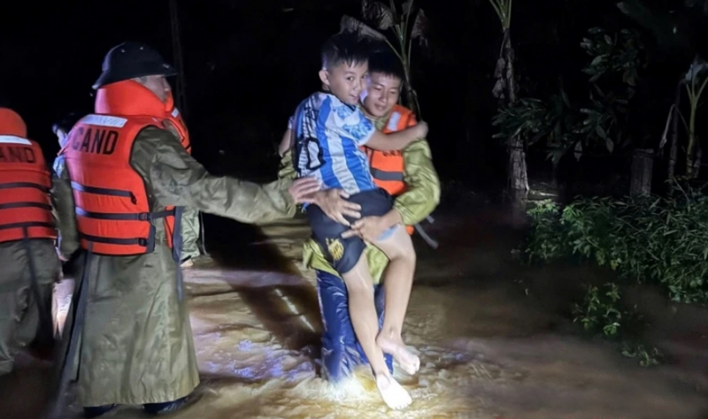 Lũ lớn, báo động trên hàng loạt trên các sông, lực lượng Công an xuyên đêm di dời dân đến nơi an toàn -0