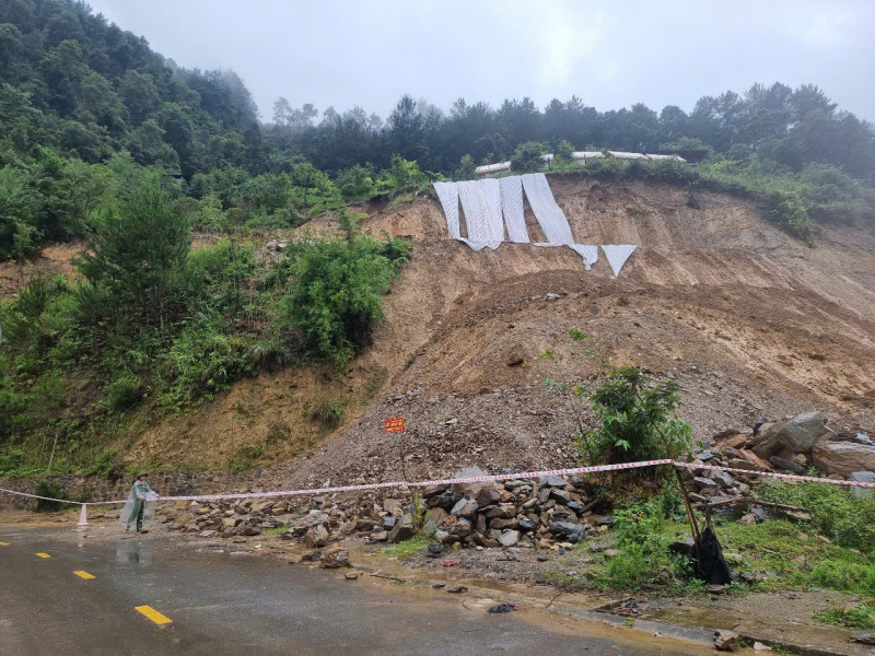 Công an xã chủ động ứng phó với sạt lở đất, tràn đập và lũ quét -0