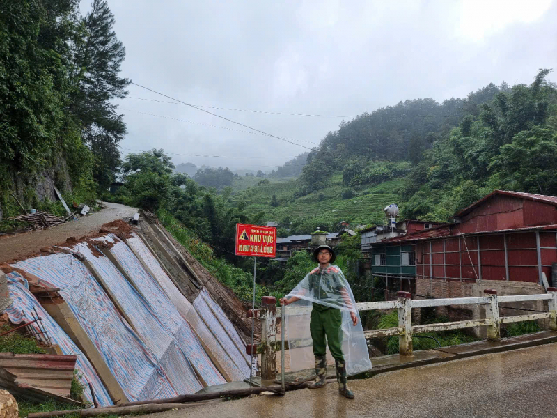 Công an xã chủ động ứng phó với sạt lở đất, tràn đập và lũ quét -0