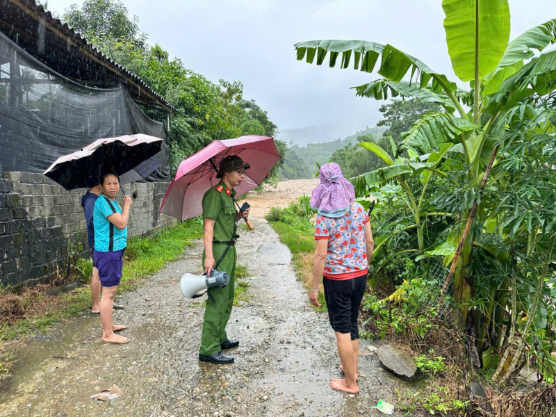 Công an xã chủ động ứng phó với sạt lở đất, tràn đập và lũ quét -0