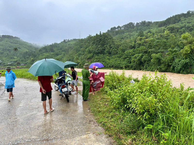 Công an xã chủ động ứng phó với sạt lở đất, tràn đập và lũ quét -0