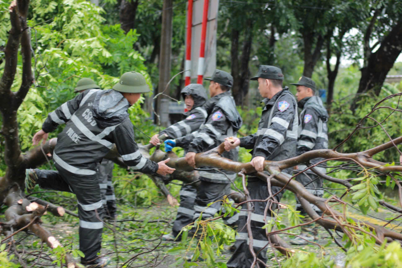 Trung đoàn CSCĐ Bắc Trung Bộ ra quân giúp nhân khắc phục hậu quả sau bão số 5 -0