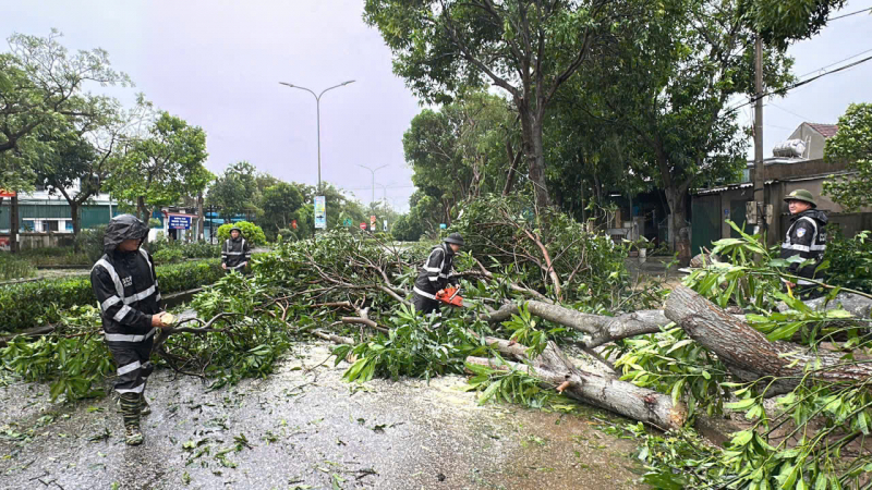Trung đoàn CSCĐ Bắc Trung Bộ ra quân giúp nhân khắc phục hậu quả sau bão số 5 -0
