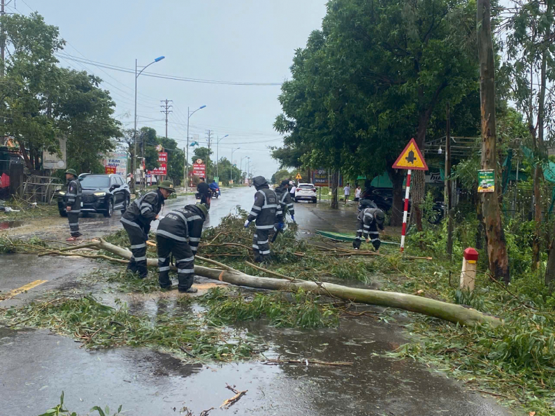 Trung đoàn CSCĐ Bắc Trung Bộ ra quân giúp nhân khắc phục hậu quả sau bão số 5 -0