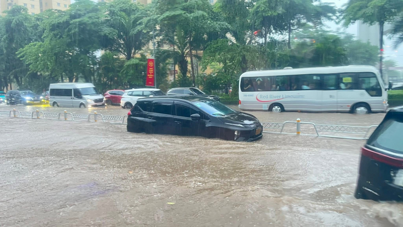 Mưa lớn do hoàn lưu bão Kajiki khiến nhiều tuyến phố Hà Nội ngập sâu, giao thông hỗn loạn -0