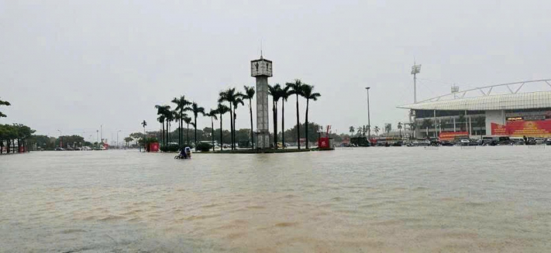 Mưa lớn do hoàn lưu bão Kajiki khiến nhiều tuyến phố Hà Nội ngập sâu, giao thông hỗn loạn -0