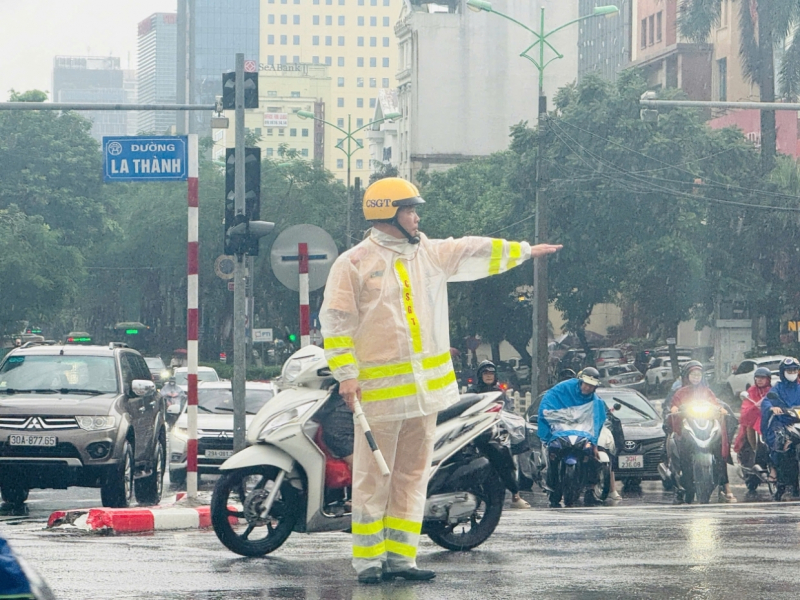 CSGT Thủ đô gồng mình phân luồng, đảm bảo an toàn cho dân trong mưa -0